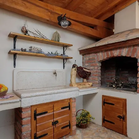 Beachfront Noa With Heated Pool Pridraga