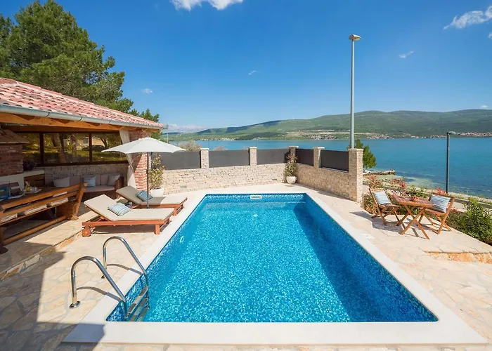 Beachfront Noa With Heated Pool Вилла Pridraga