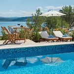 Beachfront Noa With Heated Pool *