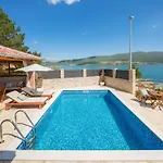 Beachfront Noa With Heated Pool ヴィラ Pridraga