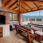 Beachfront Noa With Heated Pool ヴィラ Pridraga