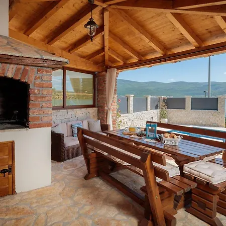 Beachfront Noa With Heated Pool וילה Pridraga