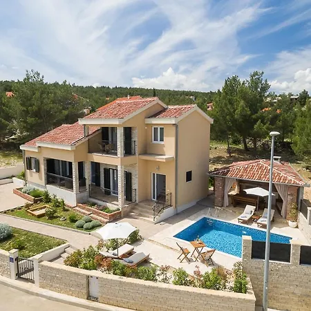 Willa Beachfront Noa With Heated Pool Pridraga