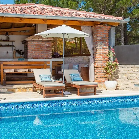Willa Beachfront Noa With Heated Pool Pridraga