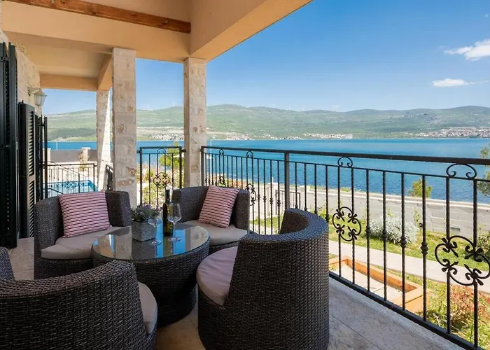 Vila Beachfront Noa With Heated Pool