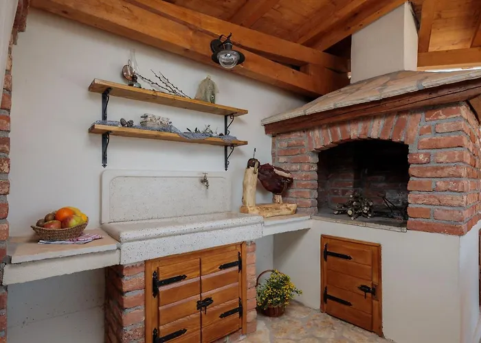 Beachfront Noa With Heated Pool Pridraga