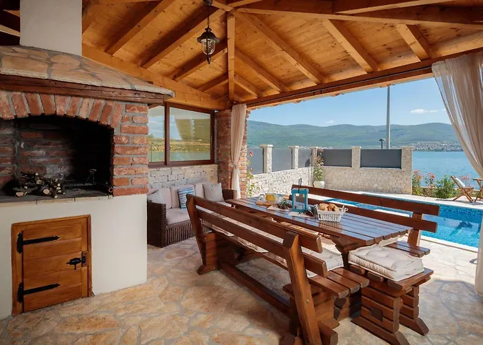 Beachfront Noa With Heated Pool Vila Pridraga